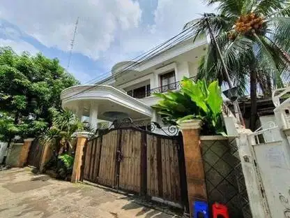 Dijual Rumah SHM Senopati Ornamen Versace, Jakarta Selatan