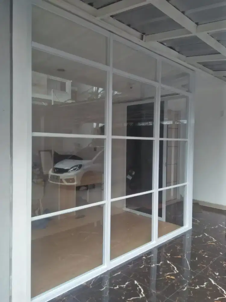 Kusen aluminium dan partisi kaca