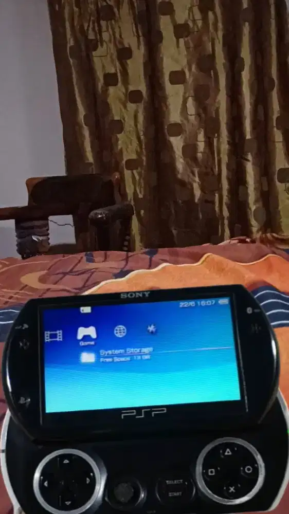 PSP GO SONY GAME CONSOSLE