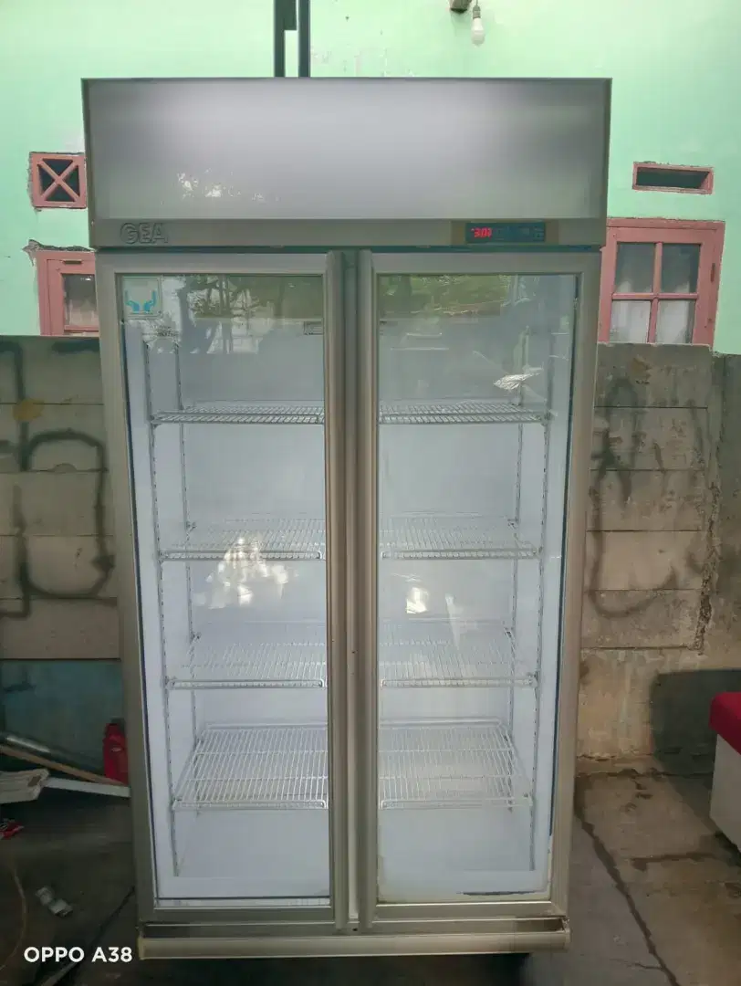 SHOWCASE 2 PINTU MERK GEA