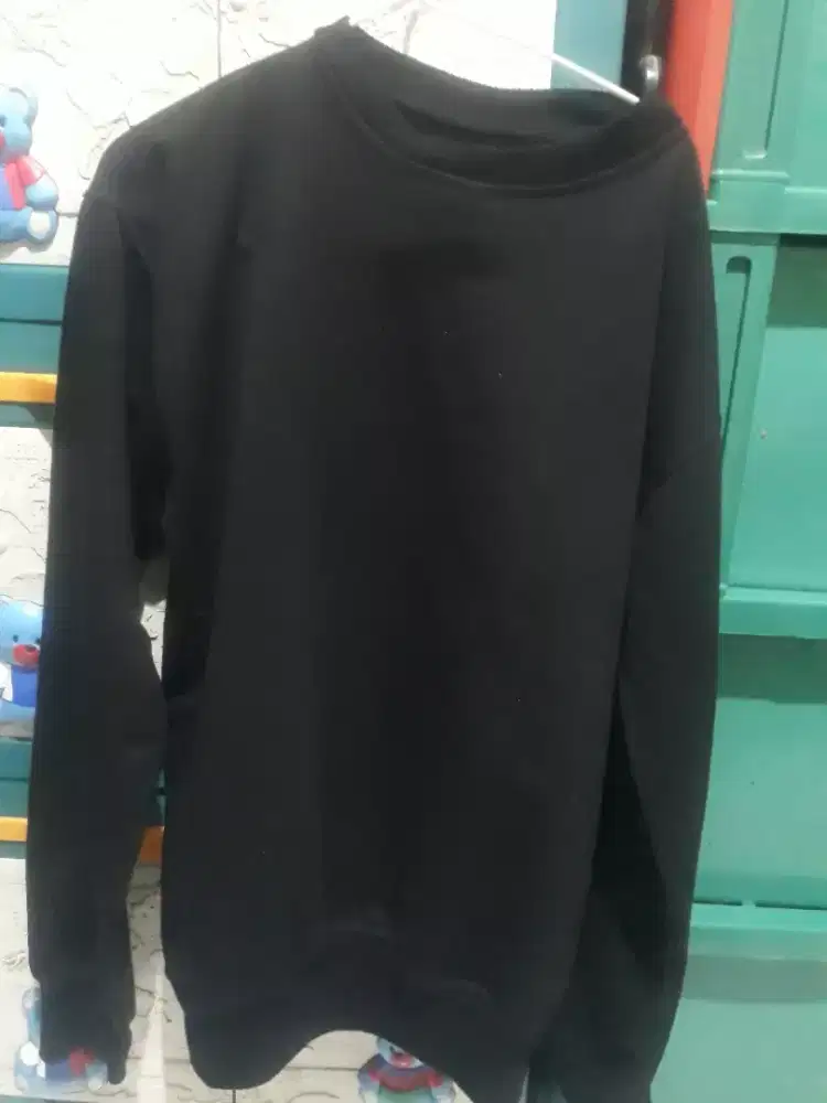 Sweter uk all size agak besar juga wrna masih pekat ..polos aja