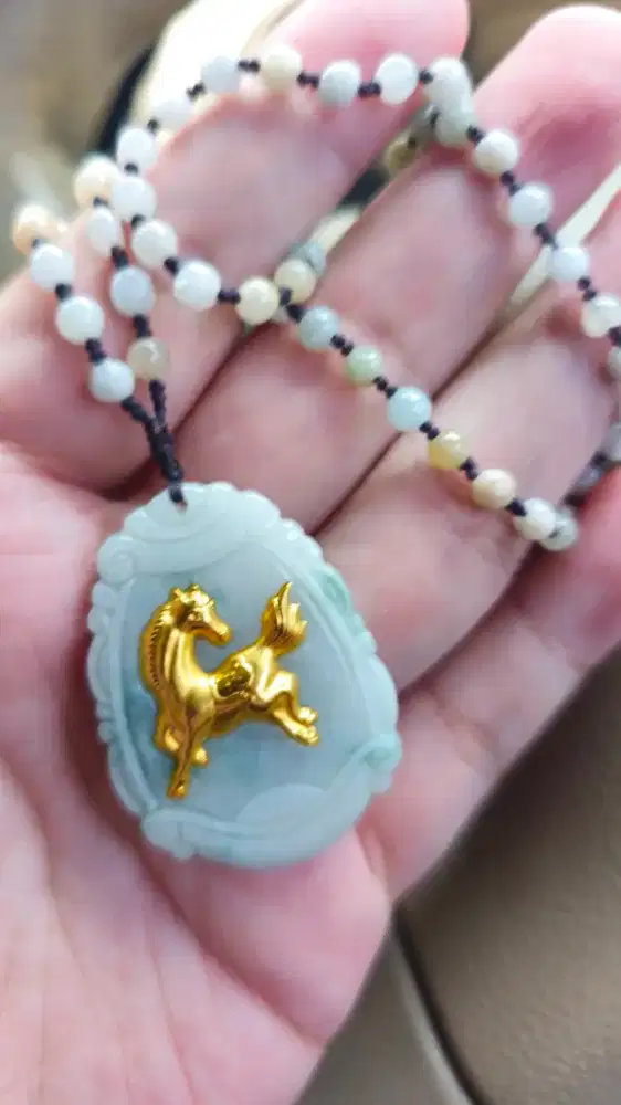 Kalung Giok kelas A dgn mata kalung Berbentuk kuda 3D emas murni