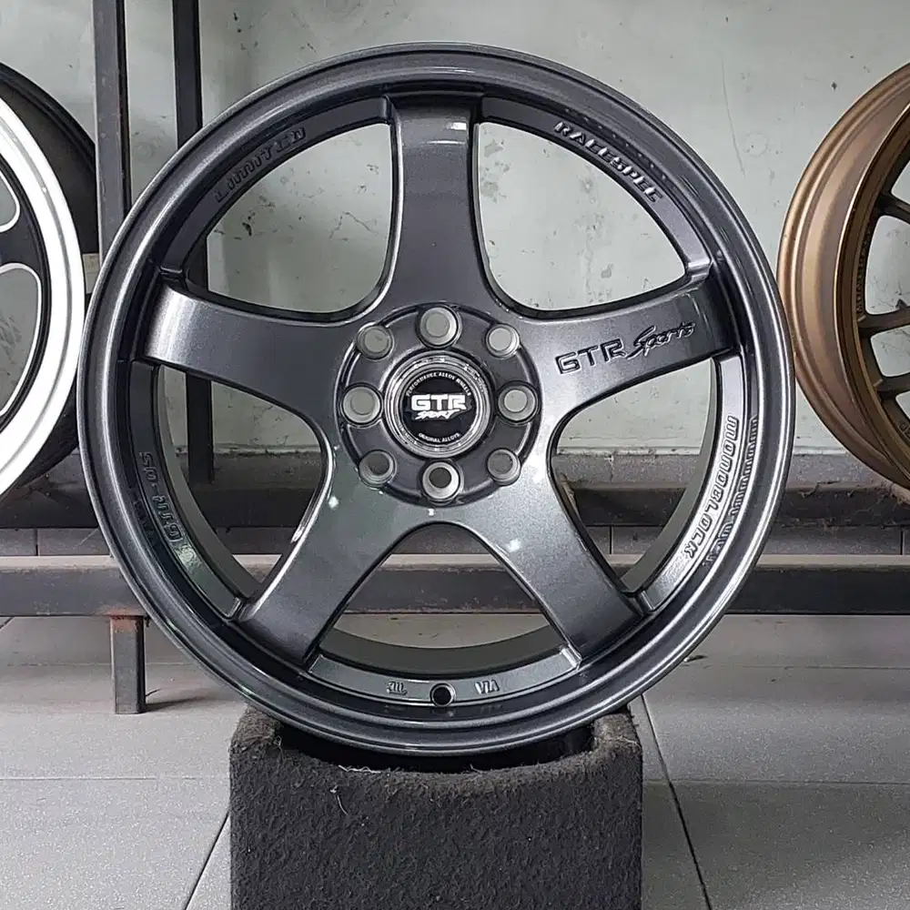 Velg GTR Sport. 16x7.0, 8x100/114.3, et 40, Gloss Gunmetallic.