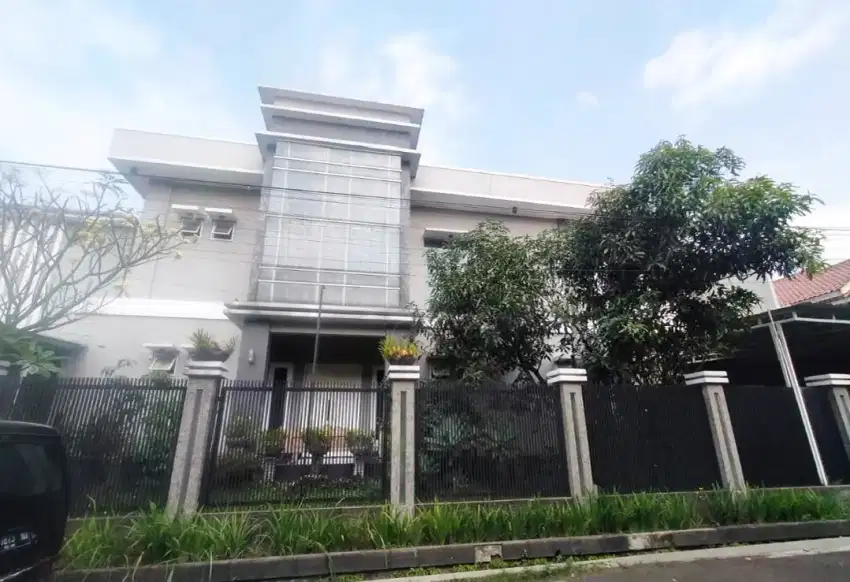 Rumah Besar Lux Strategis di Antapani dgn Carport 10 Mobil