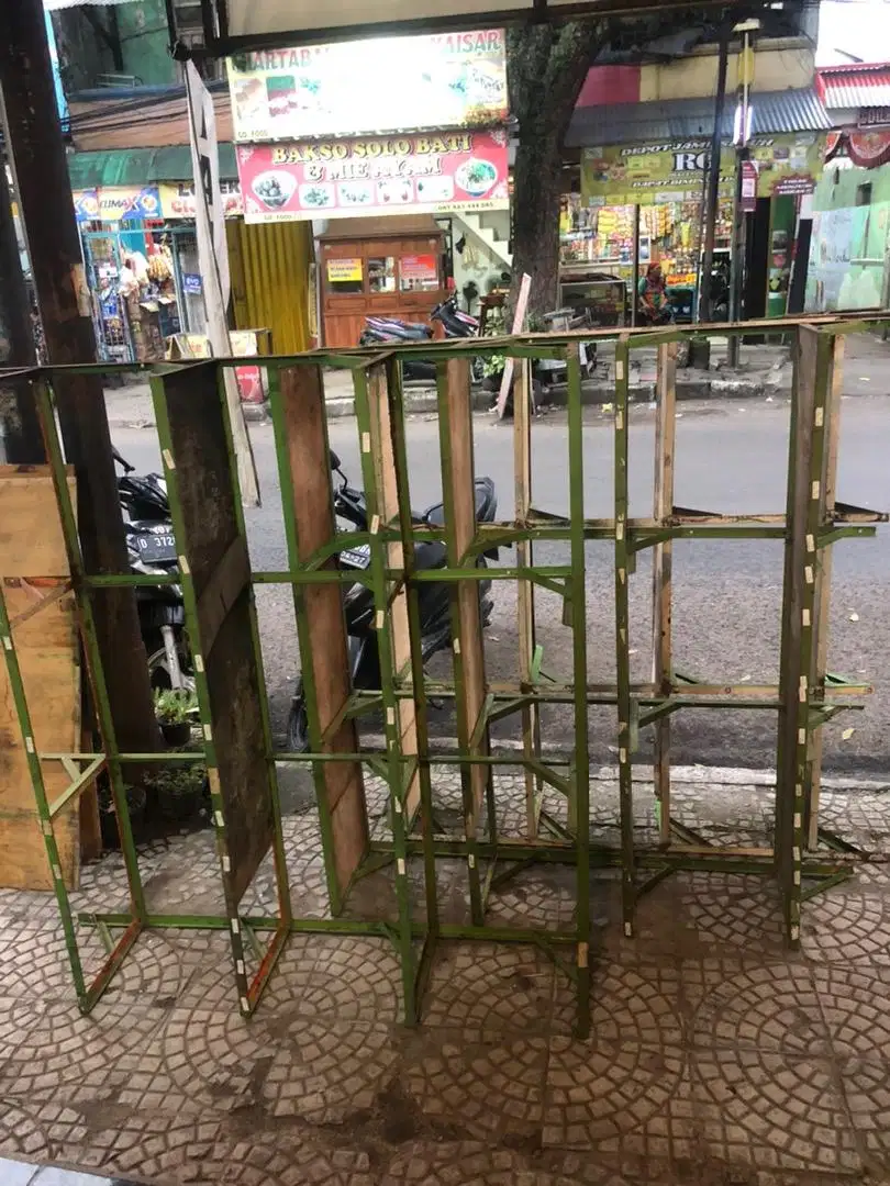Rak display besi 4 tahap + 2 lembar asbes motif