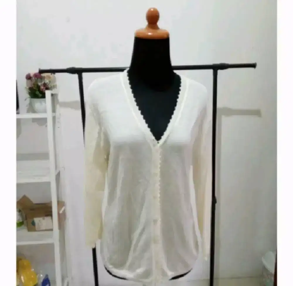Cardigan rajut broken white aslinya lebih cantik
