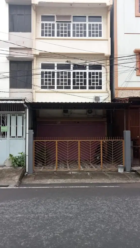 Dijual : Rumah 3 lantai SHM Kota Makassar