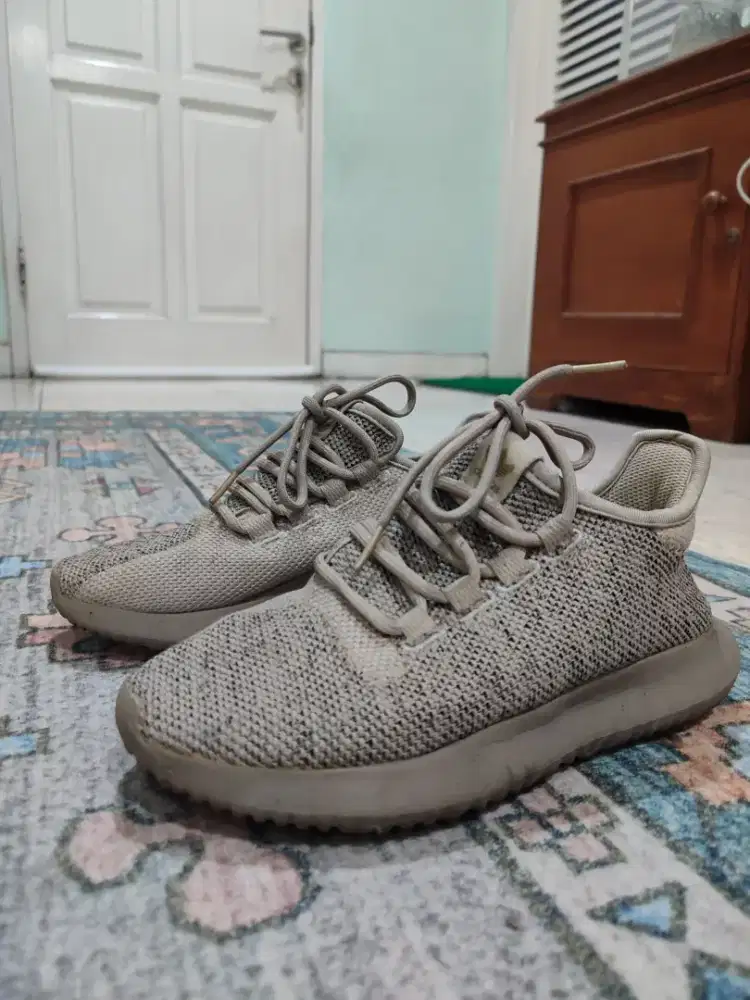Dijual cepat sepatu Adidas tubular shadow size 36