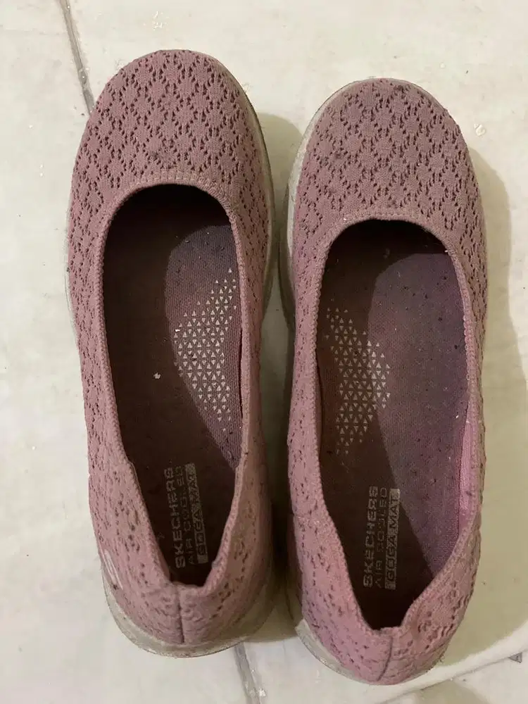 Sepatu pink skechers