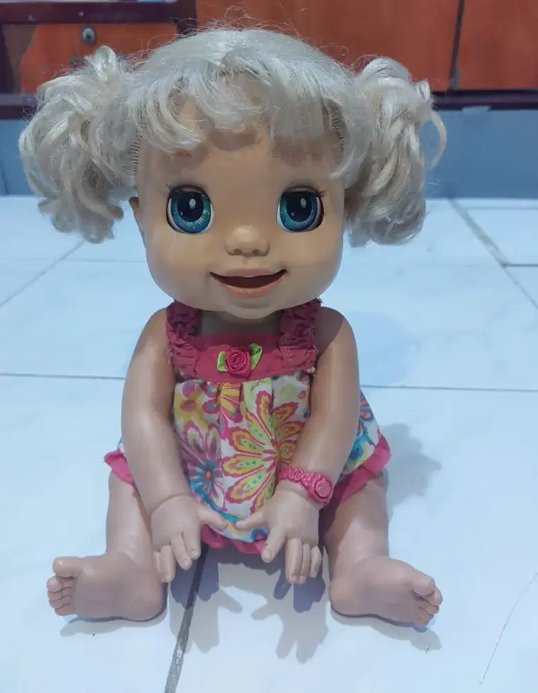Boneka Baby Alive bisa minum dan pipis.