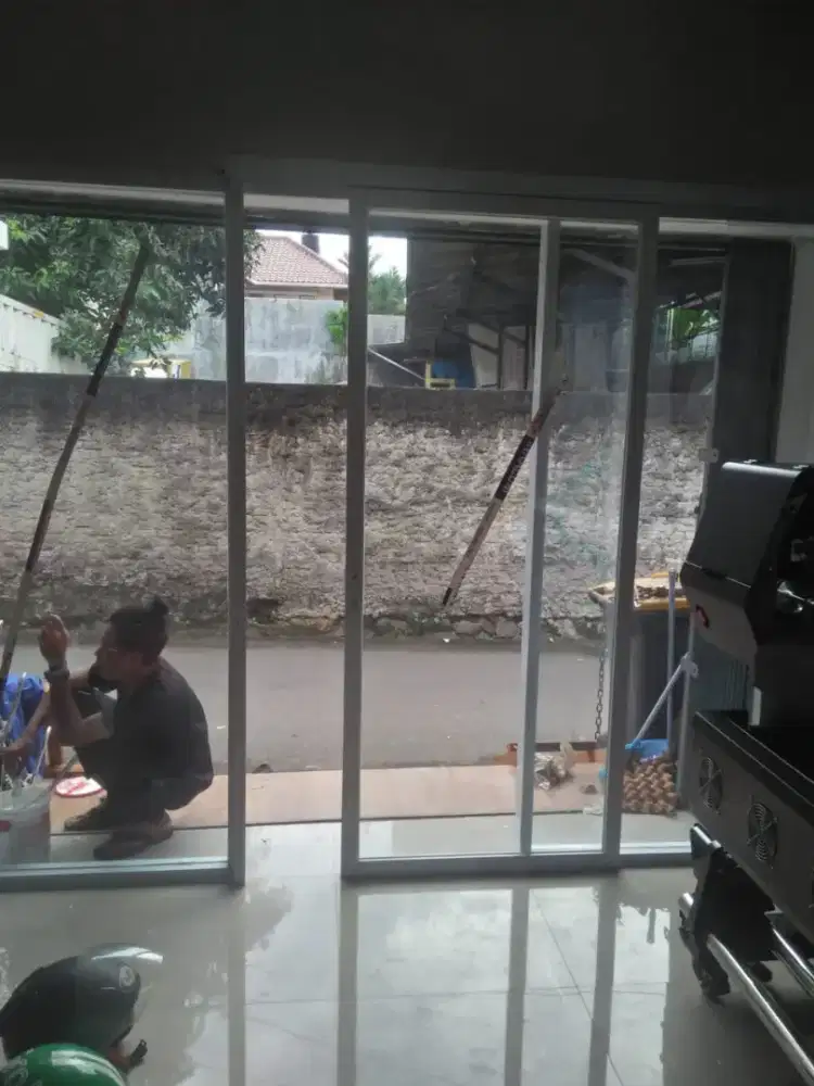 Partisi kaca dan kusen aluminium