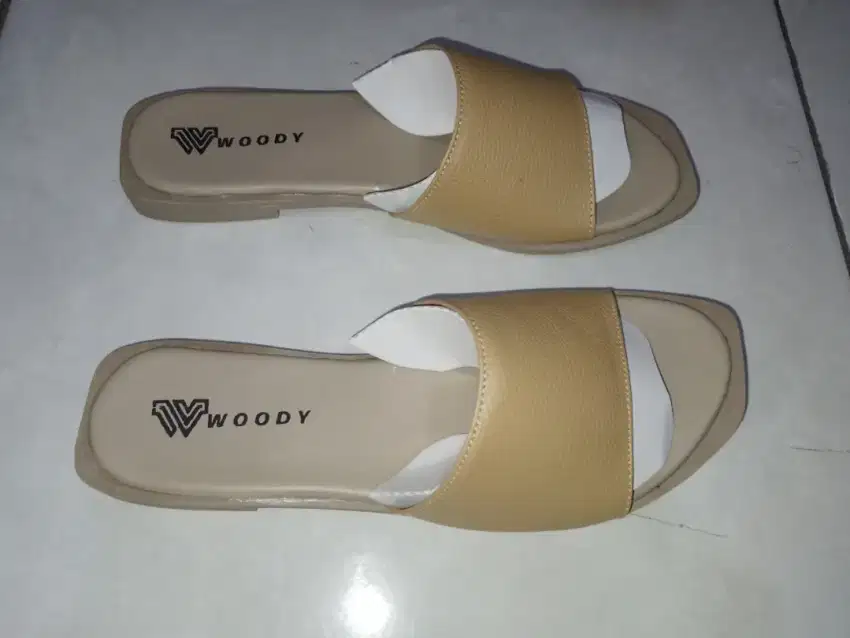 sendal slop cewek merk woody asli, size 36, bahan kulit,cream, nego
