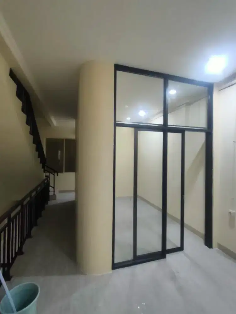 Sekat ruangan partisi alumunium kaca