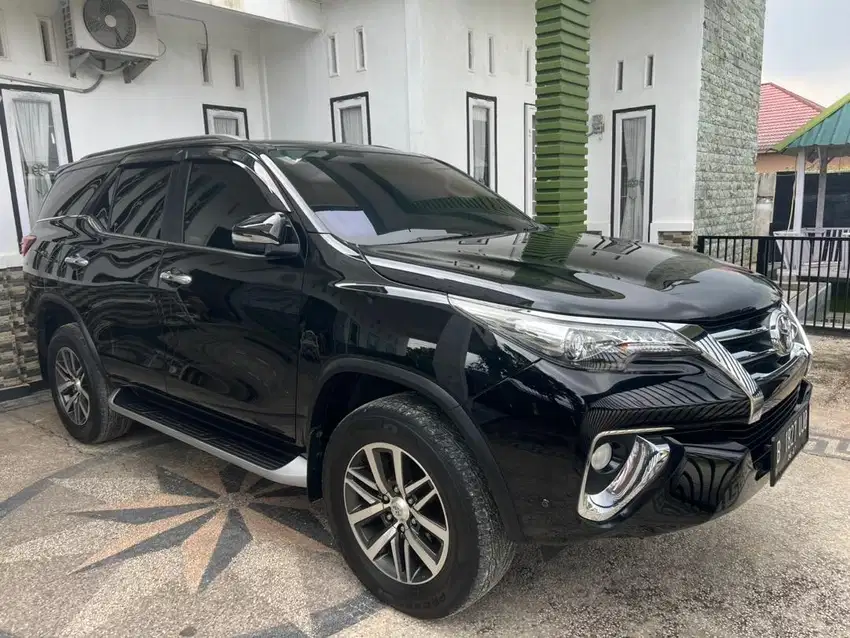 Fortuner vrz  2017 hitam