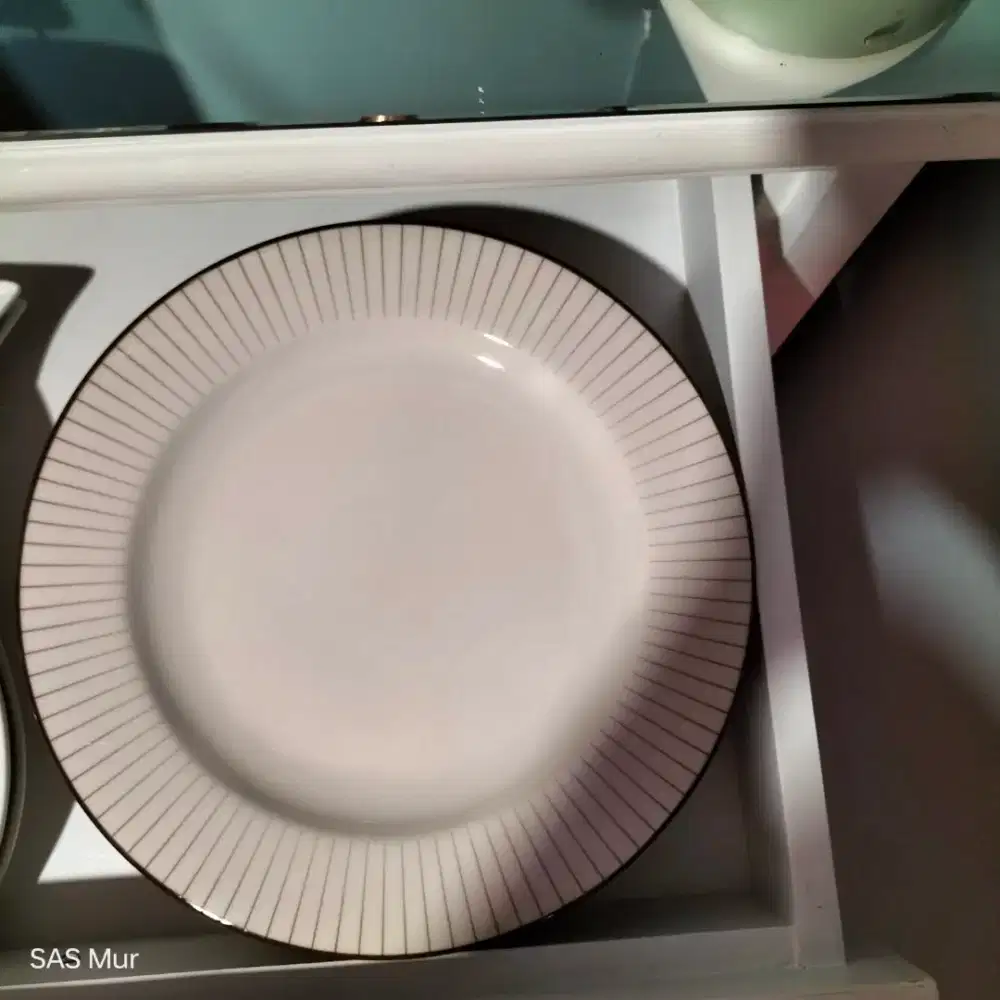 Piring Makan Warna Cream