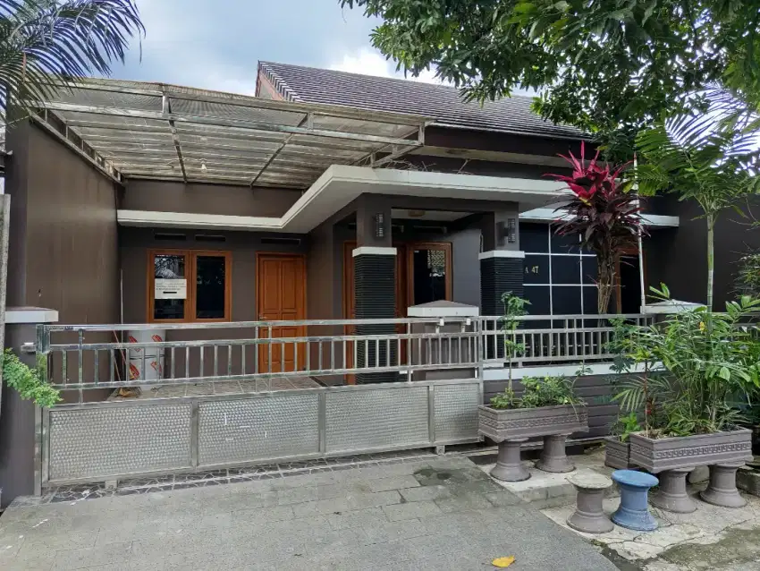 Disewakan rumah ada furniture Dan kulkas Depan Exit TOL Colomadu SOLO