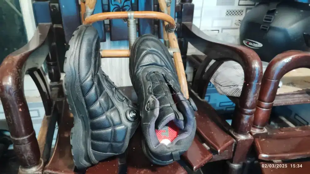 Sepatu Outdoor kulit tebal 43 Pas