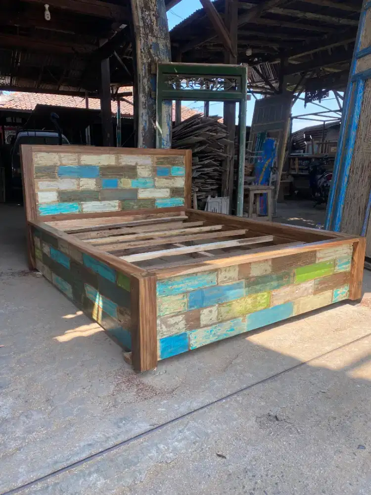 Dipan bahan dari bongkaran perahu