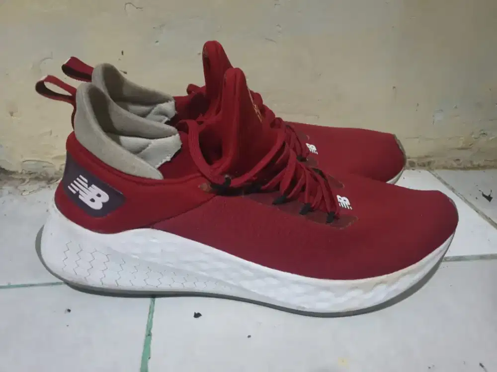 Sepatu lari/running New Balance LAZR Liverpool Edition Original