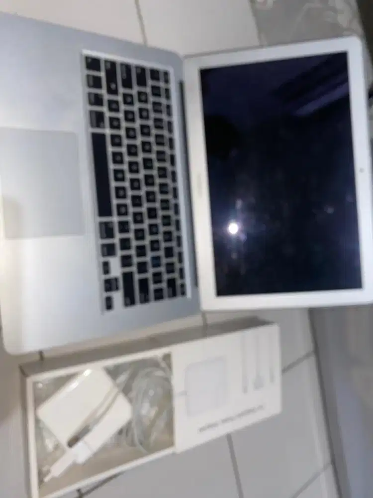 Charger magsafe M1 bonus macbooknya mati