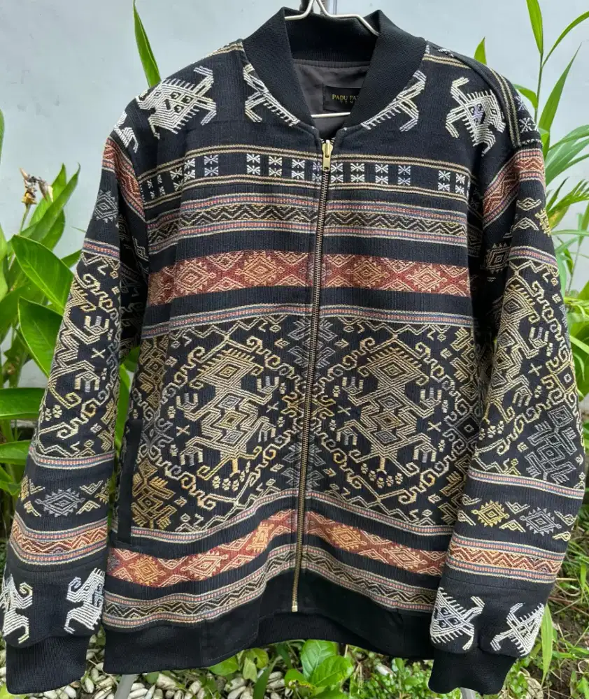 Jaket Tenun Pria - Tenun Sumba Hitam Aesthetic