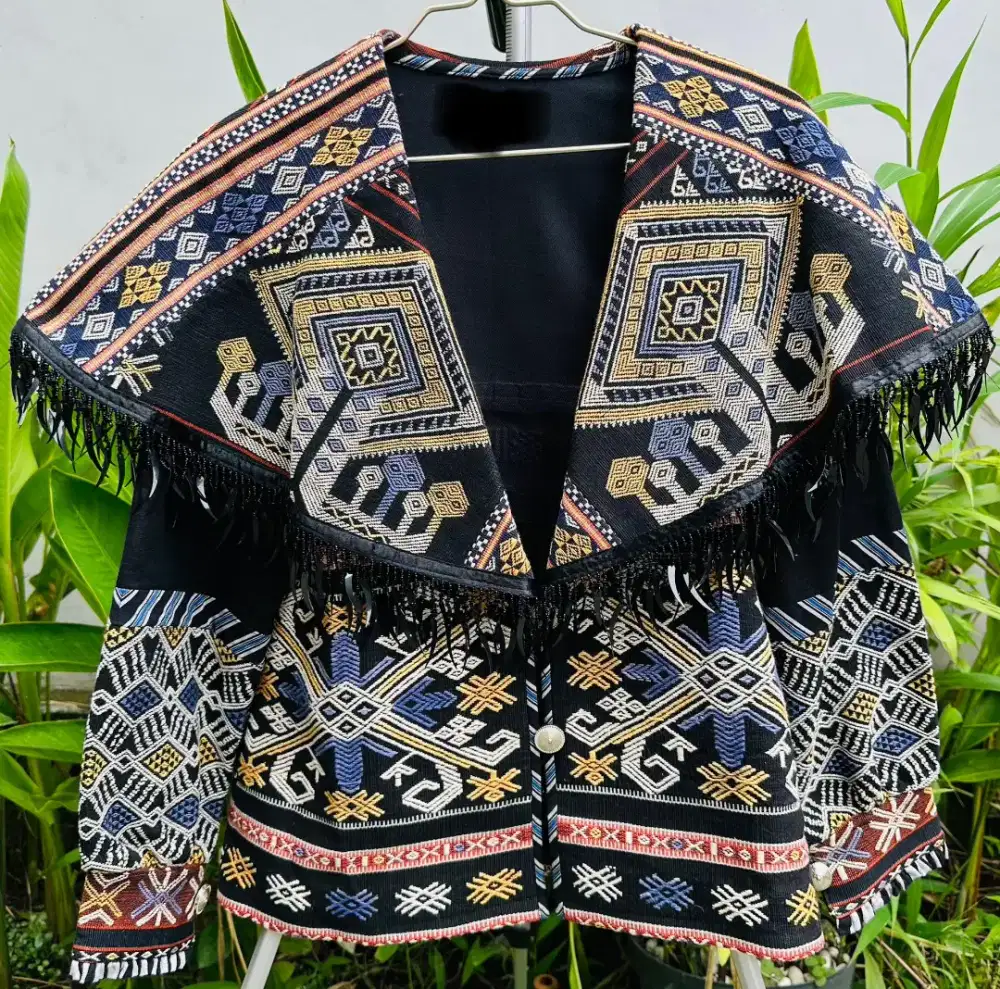 Blazer Tenun Wanita - Tenun Sumba Aesthetic