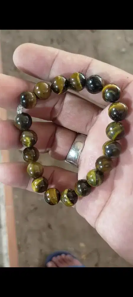 Gelang batu  berkilau kuning emas nempel magnet