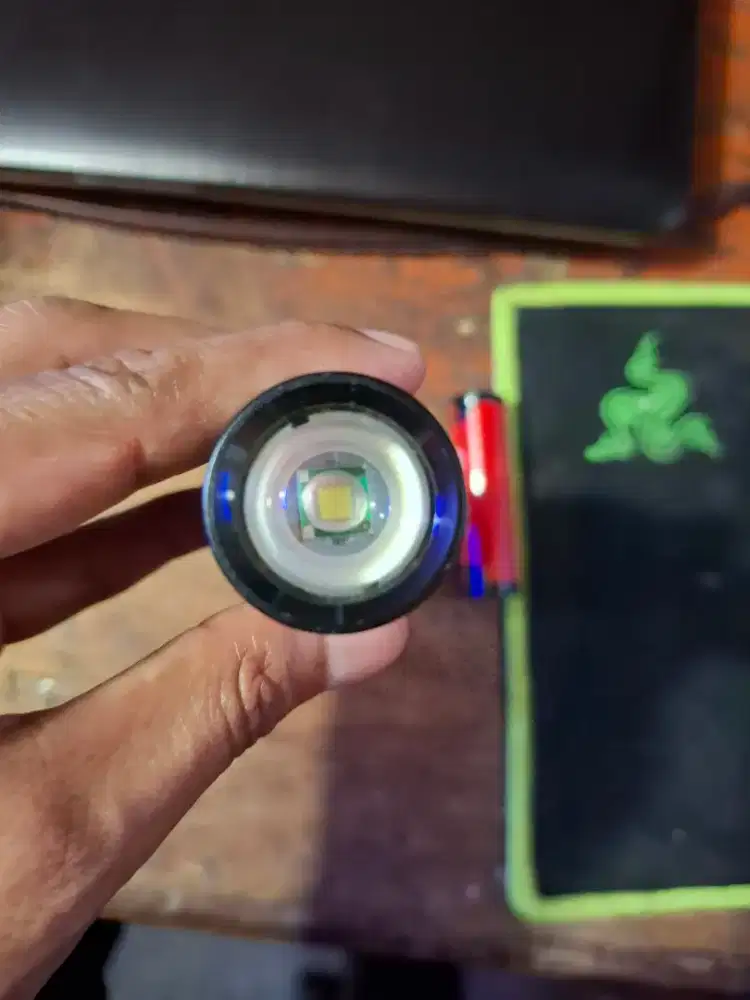 Senter bisa zoom lengkap batre sama carger nya