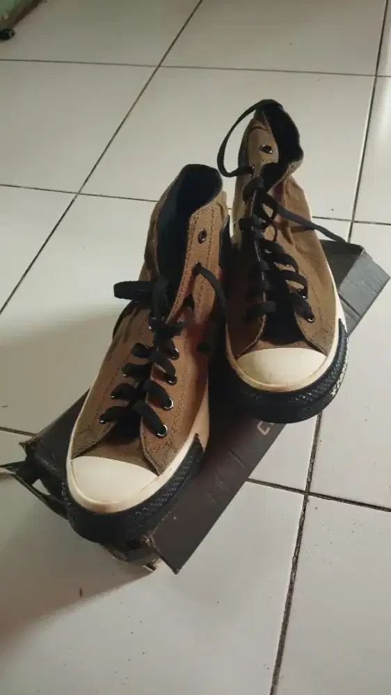 Sepatu bots converse