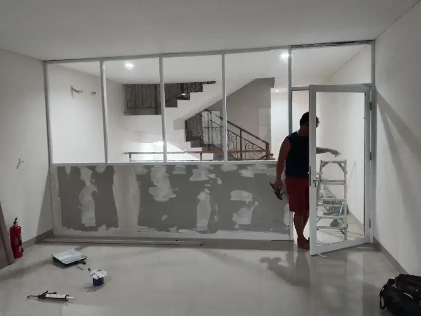 Partisi kaca dan pintu