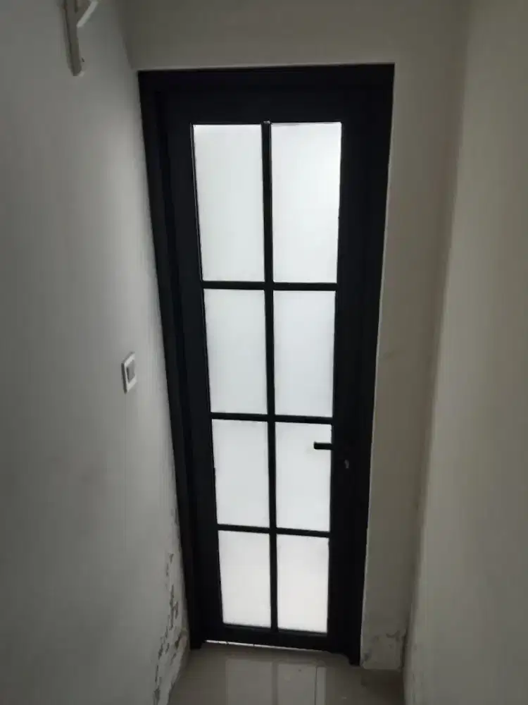 Tukang pintu kaca dan partisi