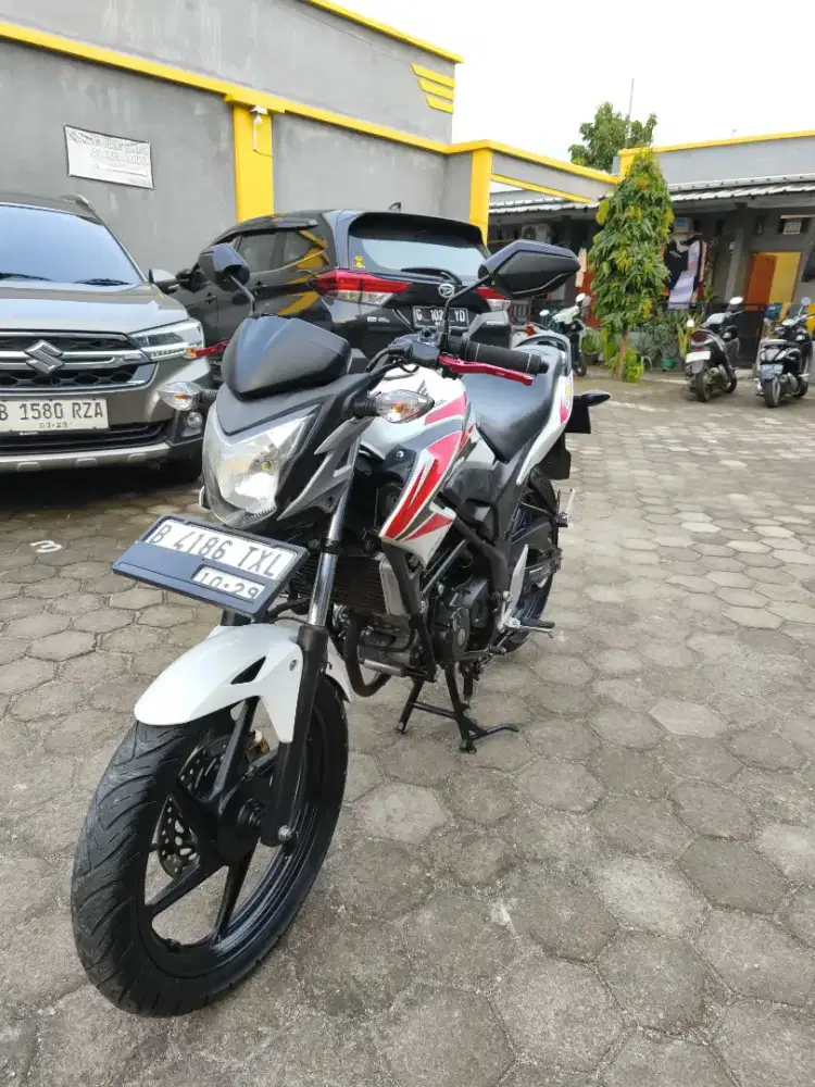 Bissmillah dijual motor Honda cb 150R 2014