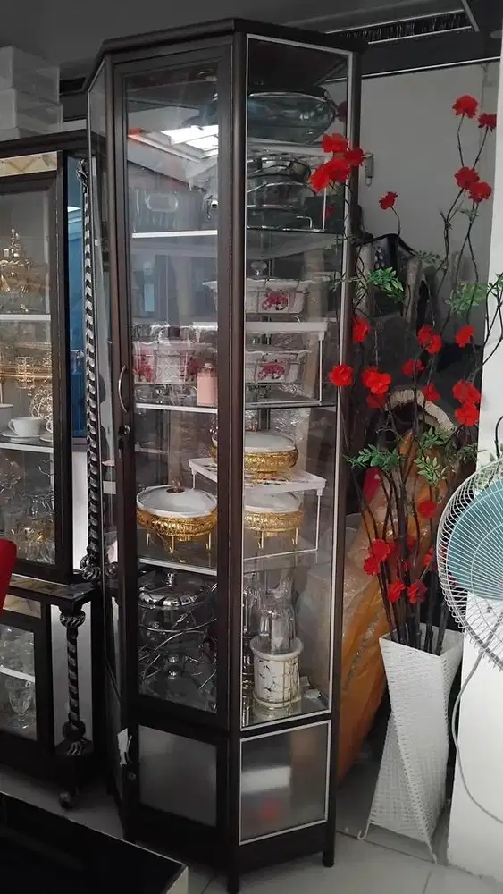 Dijual sepasang lemari kaca alumunium