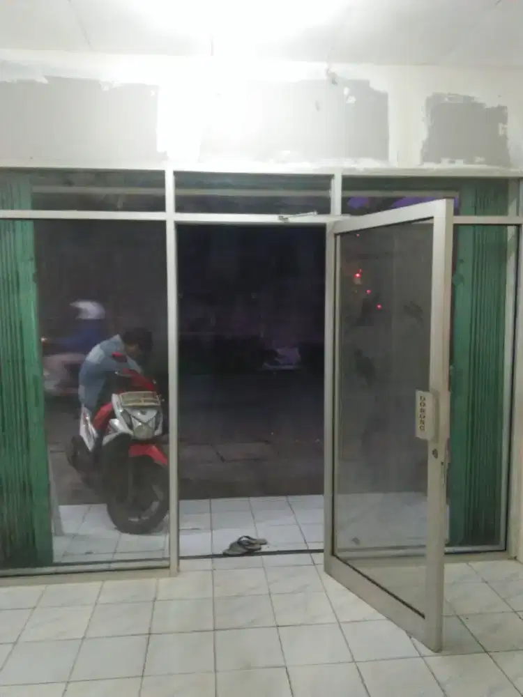 Partisi dan pintu kaca