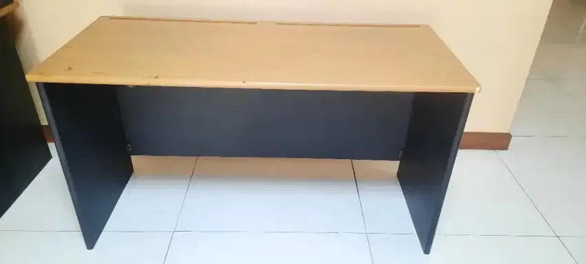 Meja kerja kantor