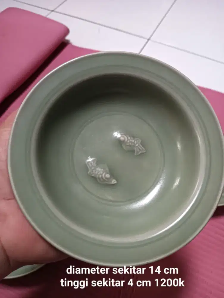 Piring celadon ikan kecil