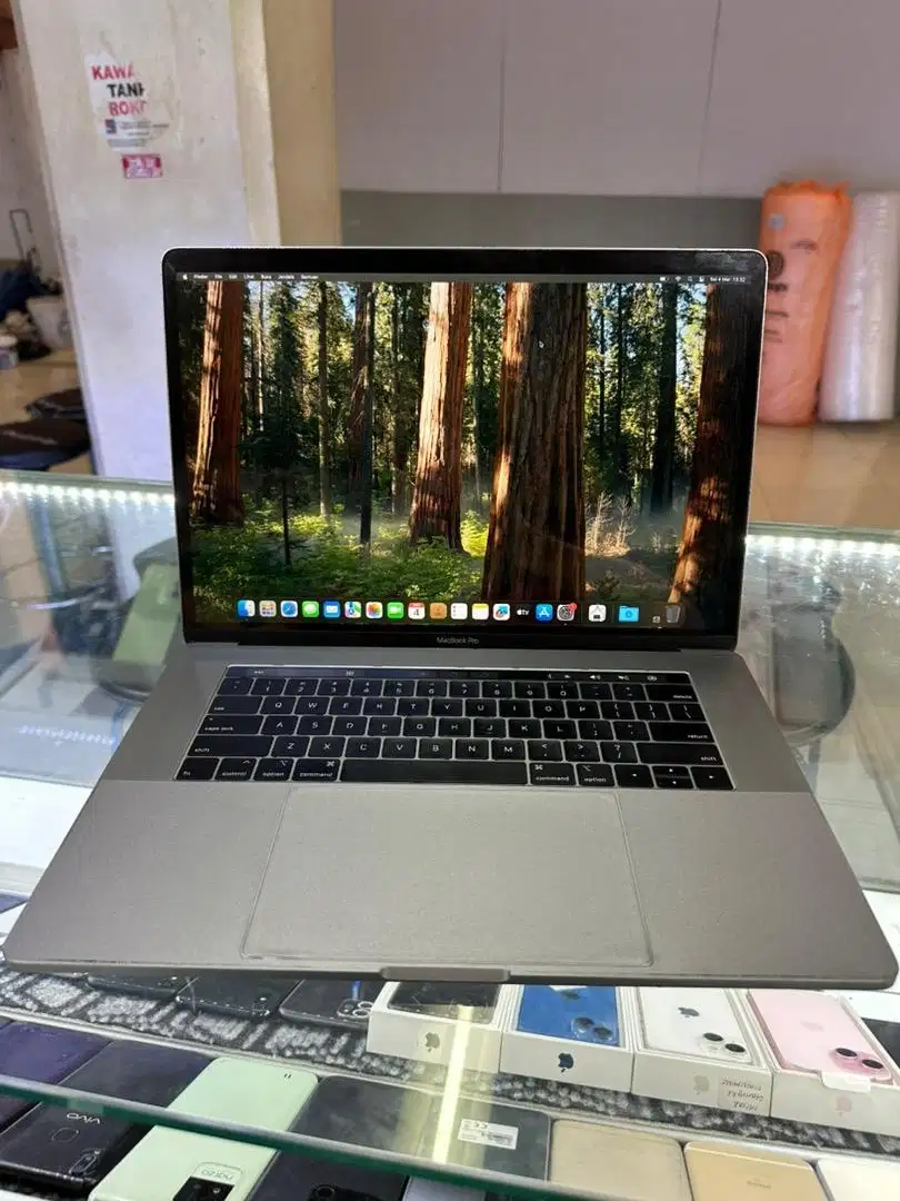 Macbook Pro 2018 15inc Core i7 Ram 16gb SSD 256gb Touchbar Resmi iBox