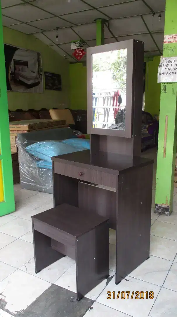 Meja rias MR830