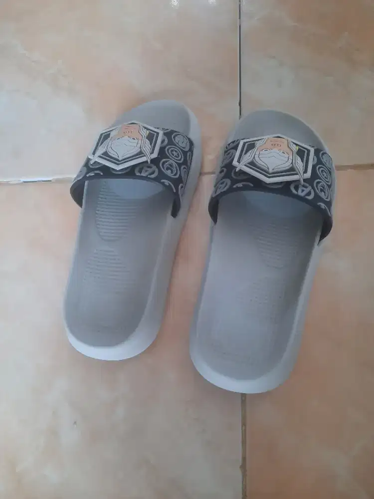 Sendal karakter anak merk Thor size 31,kondisi masih bagus