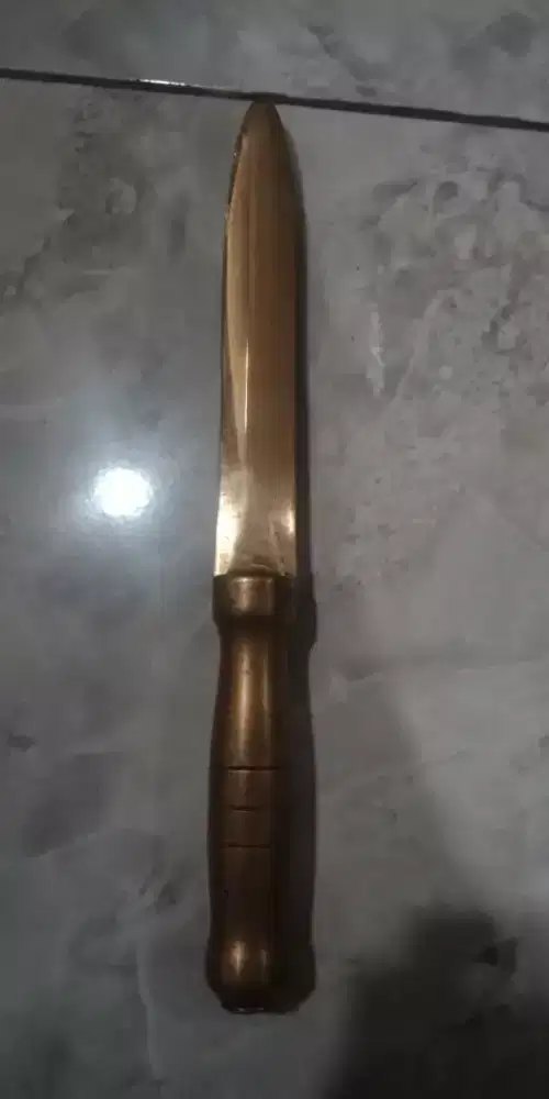 Hiasan kuningan berbentuk pisau