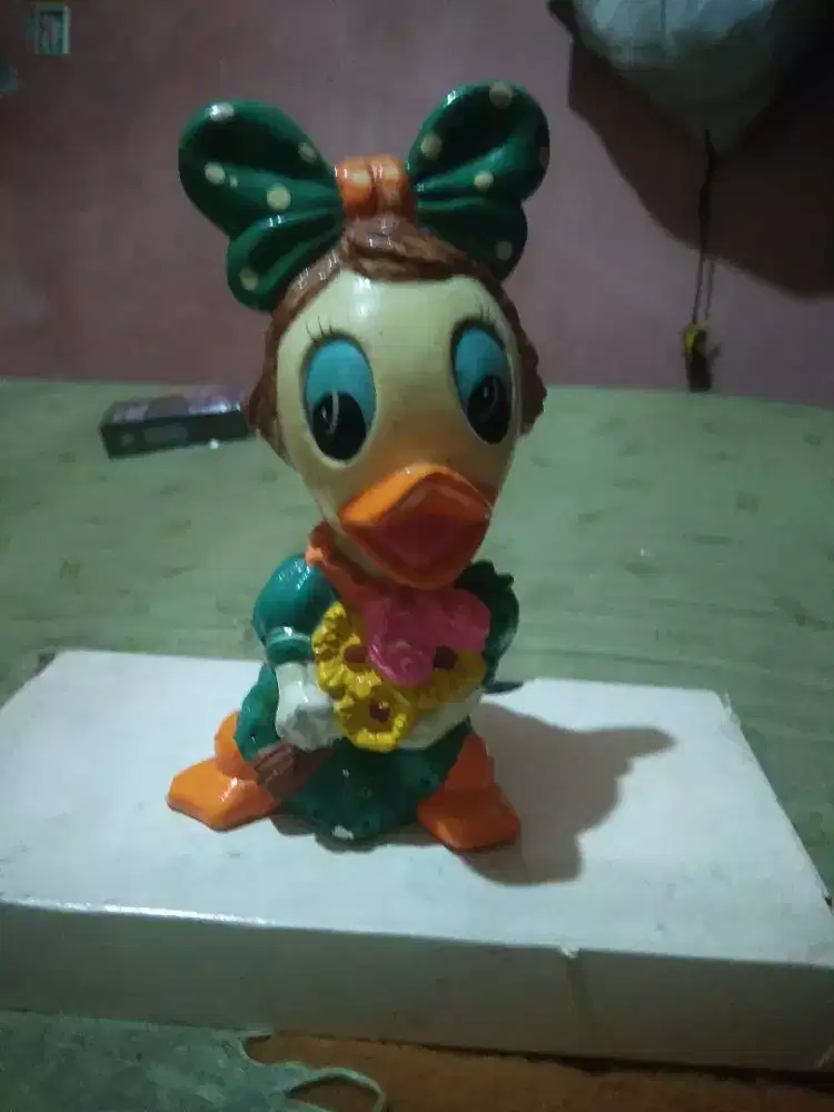 Hiasan keramik Daisy duck