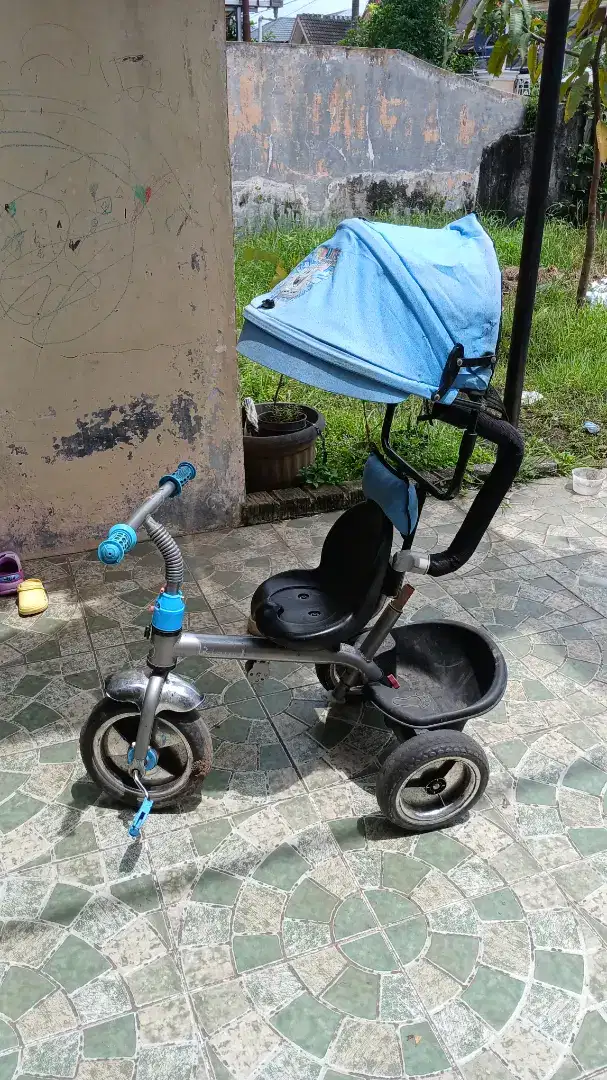 Sepeda anak biru roda tiga