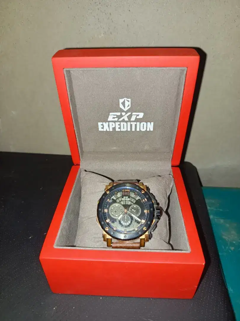 Jam expedition tipe E6402B