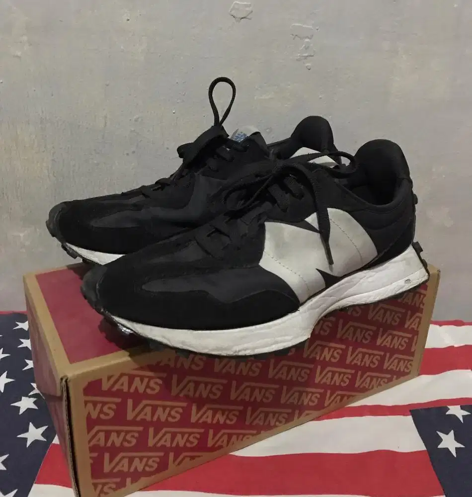 New Balance 327 Black White Original Resmi