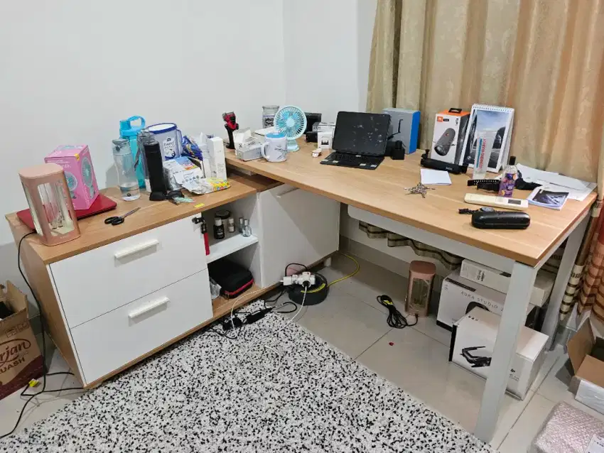 Meja Kantor dan Kursi Kantor Premium