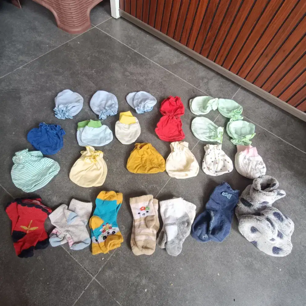 Paketan kaus kaki bayi sarung tangan bayi  new born