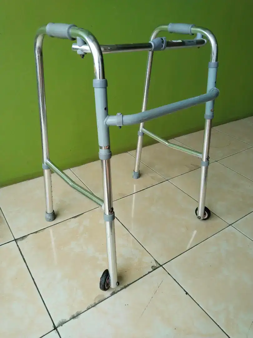 Dijual walker / alat bantu jalan plus roda