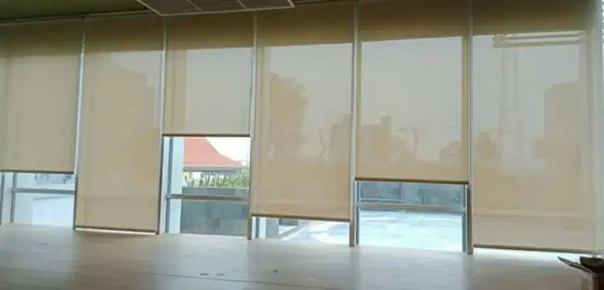 Roller blind tirai jendela gedung praktis