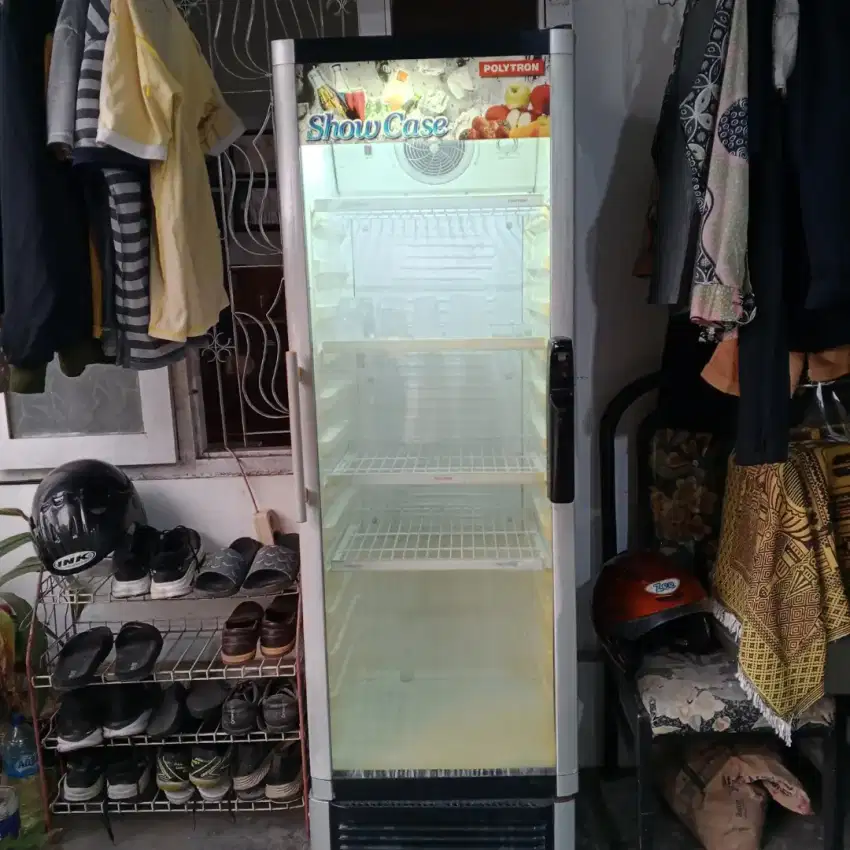 Dijual Showcase sedang dipakai