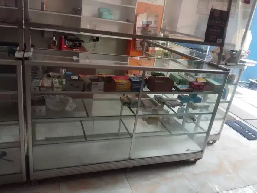 Jual etalase ukuran panjang 2 meter , lebar 70 cm ,4 susun